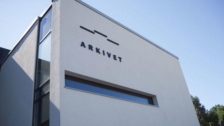 Arkivets logo som skilt på utsiden av bygget