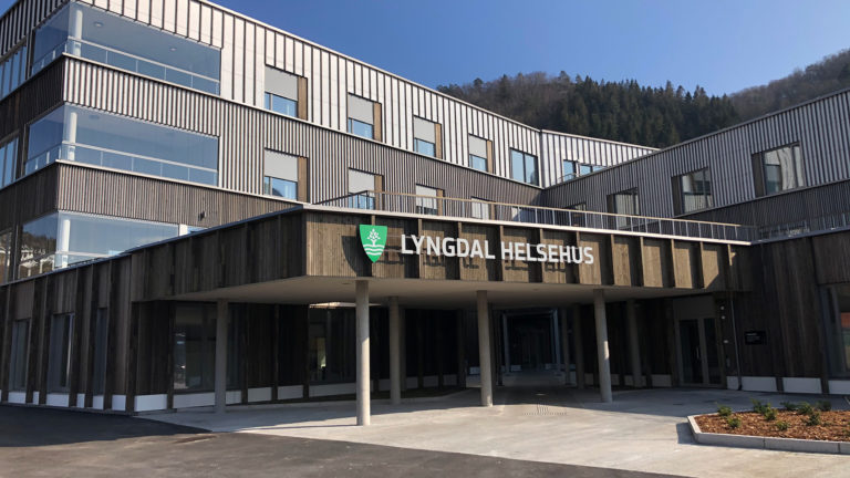 Bilde av hovedinngang med skilt, Lyngdal helsehus