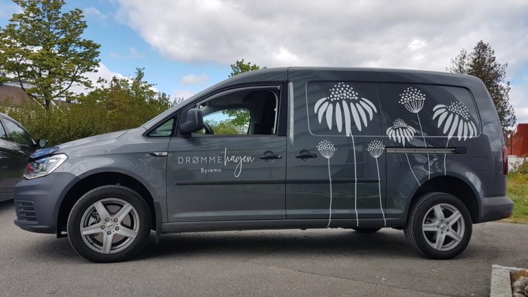 Folerte dekorelementer og logo på til til Drømmehagen