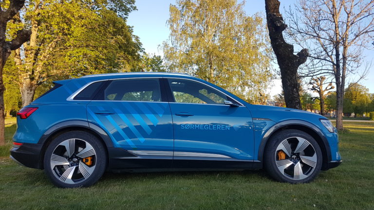 Bilfoliering av bil for Sørmegleren. Folie som endrer farge ved ulike vinkler.