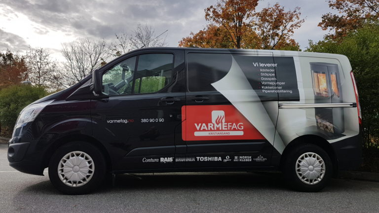 Foliert firmabil. Ypperlig å vise frem firmalogo og mestermerker.