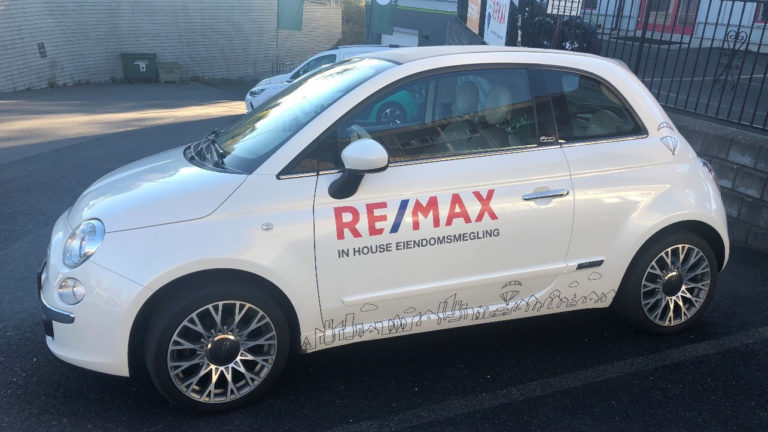 Foliedekor på Remax-bil. Logo og dekor.