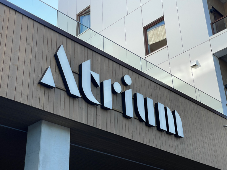 Foto av utvendig led-skilt for Atrium Vennesla på dagtid.